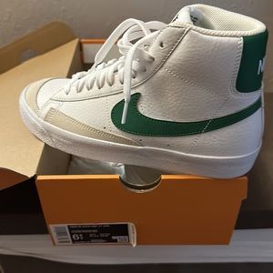 A Classic! Nike blazer, in like new condition. Women's size 8/kids 6.5